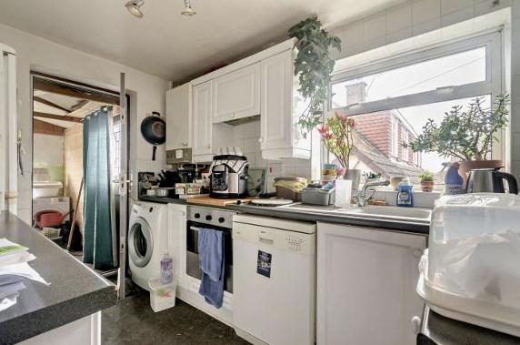 Toy Close kitchen